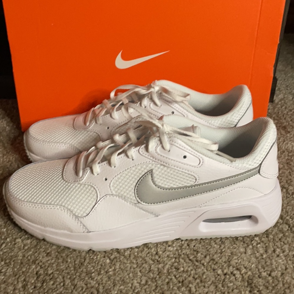 BRAND NEW!! WOMENS NIKE AIR MAX EXCEE SIZE 8.5!